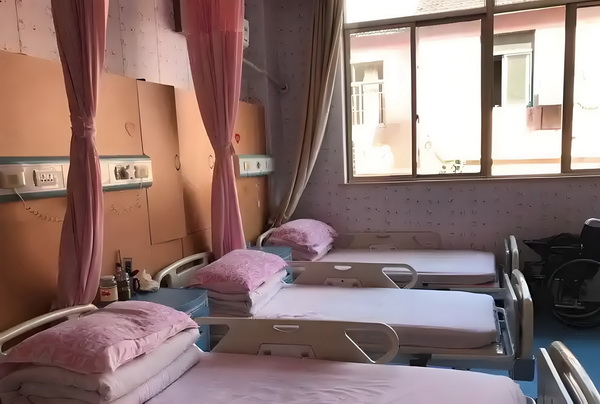 深圳历届毕业生落户_专访导演饶晓志：对《万里归途》满意和骄傲 晓志对万里消息中说